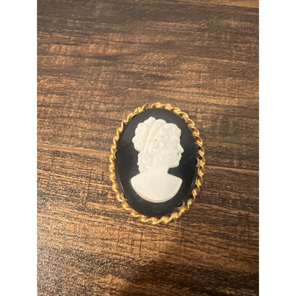 Vintage Black Victorian Oval Mourning Cameo Pin Brooch - Gold Tone Twisted Frame